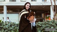 悉尼一名大学生毕业典礼上拿着一束“鸡块”拍