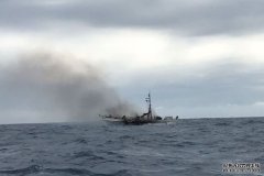 船在海上起火倾覆，一家14口人获救