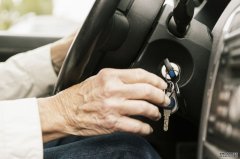 政府应该要求老年人司机重新考路试吗?