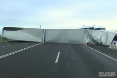 卡车脱钩堵住道路，女乘客涉毒被起诉