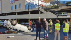 车子从购物中心停车场摔下来，90岁司机伤重去世