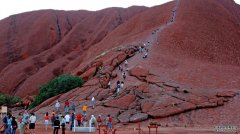 一国党韩森表示游客应该被允许爬乌鲁鲁石头