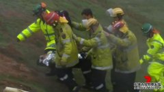 下雨天徒步：少年掉沟里受重伤，急救员也受了