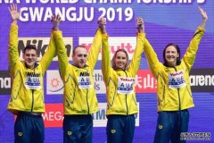 澳洲队获得男女混合 4x100混合接力赛冠军