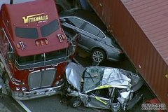 Monash Freeway车祸奇迹：两辆双B大卡车五辆轿车，