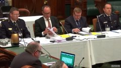 南澳州议会预算会议上，工党议员在玩纸牌游戏