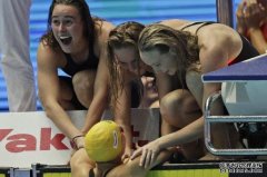 澳洲女队获得4x200米自由泳金牌，并打破了中国队