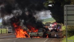 南澳司机当着警察的面烧胎，几分钟后撞树起火