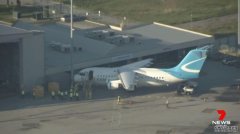 科巴姆航空一架飞机在珀斯机场撞上灯塔，62名乘