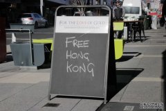 霍巴特店主的“自由香港”告示板被人踢了