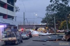 悉尼狂风肆虐，树倒电线杆倒单元楼房顶被掀