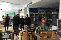 购物中心里的鱼薯店发生爆炸，两人烧伤送医