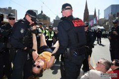 环境活动分子在墨尔本堵塞交通，36人被警方拖走