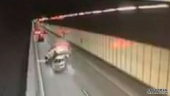 悉尼M5隧道发生追尾 好心人前来帮忙 车子反被抢