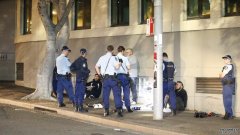 周末，三名男子在悉尼市中心被刺伤