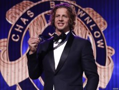 锚队队长Nat Fyfe 第二次获得Brownlow 奖章，感谢前