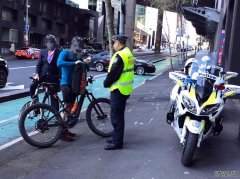 悉尼警方整顿交通违章 130多名骑自行车的人被罚