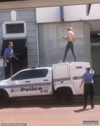一名吉他手在警车上面自弹自唱被逮捕