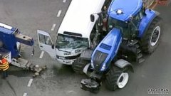维州特殊学校小巴士和拖拉机相碰撞，导致20人受