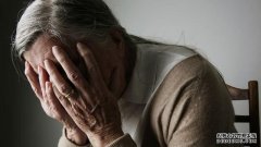 一名护工强奸82岁老妇被判刑