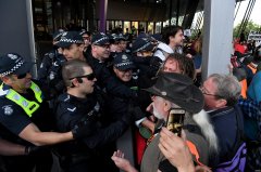 气候活动分子在墨尔本矿业大会外与警方发生冲