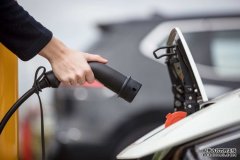 电还是氢气——哪个将赢得清洁汽车比赛？