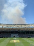 澳新板球大赛在40度的珀斯进行，赛场附近山火失