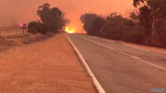 12岁少年在农田里开车逃避山火，被消防人员和警