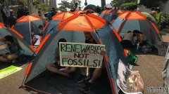 气候抗议者在总理官邸前搭帐篷等他度假回来