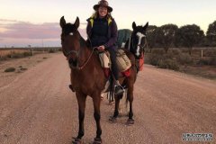 女性骑马4500公里奔驰在澳洲大地