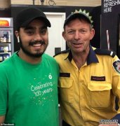 两个总理的差别：阿博特穿着制服去悉尼南部救