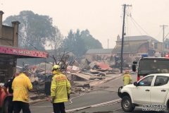 新州山火：Cobargo镇主街被火摧毁，父子两人罹难