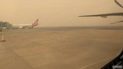 堪培拉空气：一名女子在机场下飞机后不久呼吸