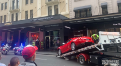 法拉利撞到了悉尼市中心珠宝店 男司机被起诉