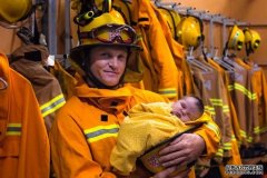 消防员抱着新生儿子的照片在网上传火了