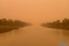 昆西南遭遇巨型沙尘暴，能见度不足100米