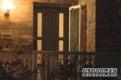 42岁女子身负多处刀伤而死，继子被捕