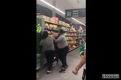 两女性为了厕纸在超市扭打