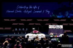 Hannah Clarke和三个子女合棺下葬，总理和州长出席