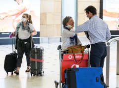 新州警察呼吁市民们不要到国际机场迎接亲人们