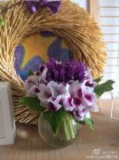 春天里的紫色流小花束，天竺葵，薰衣草，根达