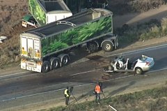 南澳车祸：汽车与公路列车迎头相撞