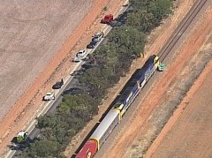 汽车被火车撞到后死亡的两个人不再计入南澳道