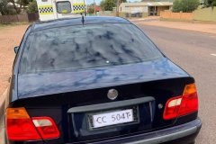 南澳警察截停了悬挂纸制车牌的宝马，搜出了毒