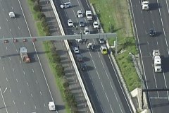 进行中：警方在墨尔本Monash Freeway 上击毙了一名