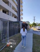 澳21岁中国女生遭非裔当街抢车，“摇下车窗挑衅