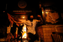 【视频】抗议者火烧警局：民众举手欢呼 警察坐