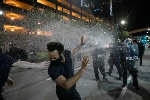 “还记得阿拉伯之春吗?我们正在经历美国之春。”