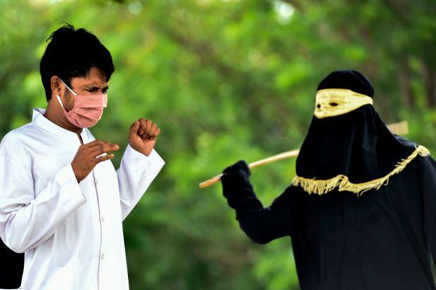 印尼夫妇婚前违反禁令遭鞭打100次，戴口罩测温后行刑