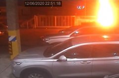 视频：塔州一个派出所停车场被人投掷了燃烧瓶
